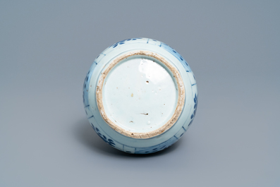 Un vase en porcelaine de Chine en bleu et blanc &agrave; d&eacute;cor floral, Wanli