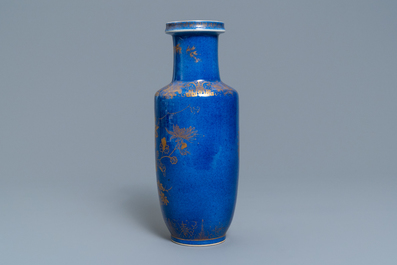 Un vase de forme rouleau en porcelaine de Chine bleu poudr&eacute; et dor&eacute;, 19&egrave;me