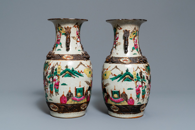 Deux paires de vases en porcelaine de Chine famille rose, 19/20&egrave;me