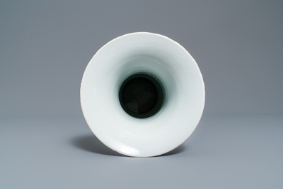 Un vase de forme yenyen en porcelaine de Chine bleu et blanc &agrave; d&eacute;cor de cerfs et grues, Kangxi