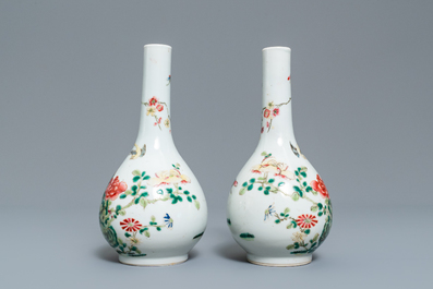 Een paar Chinese famille rose flesvormige vazen, 19e eeuw