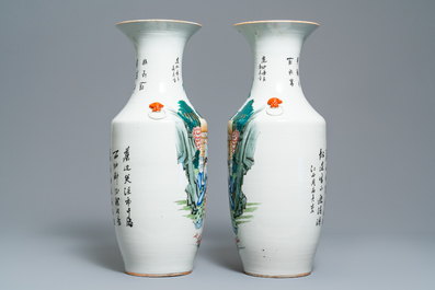 Une paire de vases en porcelaine de Chine famille rose &agrave; d&eacute;cor de figures dans un jardin, 19/20&egrave;me