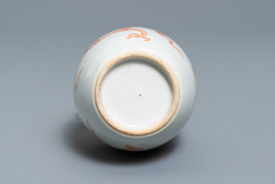 Un vase en porcelaine de Chine &agrave; monture en argent &agrave; d&eacute;cor d'un dragon et un ph&eacute;nix en rouge de fer, Kangxi