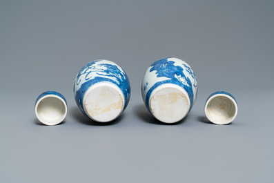 Une paire de vases couverts en porcelaine de Chine en bleu et blanc &agrave; d&eacute;cor floral, &eacute;pave du Hatcher cargo, &eacute;poque Transition
