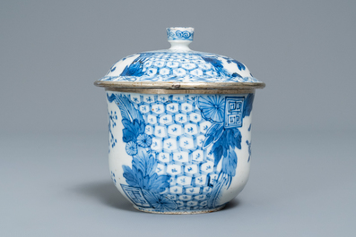 Un bol couvert en porcelaine de Chine 'Bleu de Hue' pour le Vietnam, 19&egrave;me