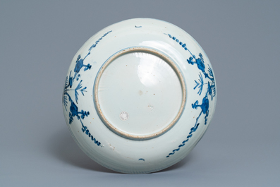 Un plat en porcelaine de Chine en bleu et blanc &agrave; d&eacute;cor 'Les trois amis de l'hiver', Jiajing