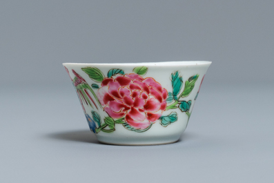 Une tasse et soucoupe en porcelaine de Chine famille rose pour le march&eacute; espagnol ou mexicain, Yongzheng/Qianlong