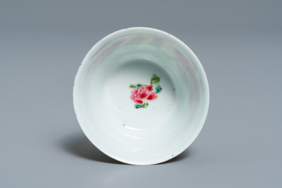 Une tasse et soucoupe en porcelaine de Chine famille rose pour le march&eacute; espagnol ou mexicain, Yongzheng/Qianlong