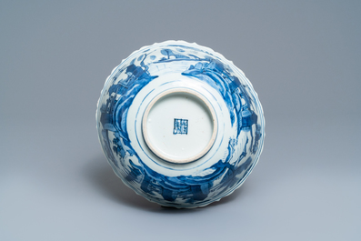 Een Chinese blauw-witte kom met een landschap met pagode, Wanli