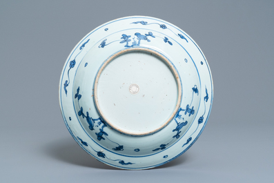 Un plat en porcelaine de Chine en bleu et blanc &agrave; d&eacute;cor de trois b&eacute;liers, Jiajing