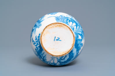 Un vase de forme double gourde en fa&iuml;ence de Delft en bleu et blanc &agrave; d&eacute;cor de chinoiserie, dernier quart du 17&egrave;me