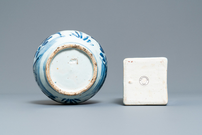 Een Chinese blauw-witte vierkante fles en een kendi, Ming
