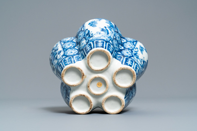 Deux vases en porcelaine de Chine en bleu et blanc, 19&egrave;me