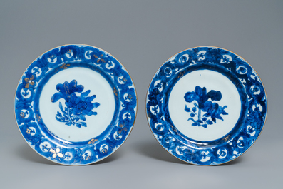 Trois assiettes en porcelaine de Chine en bleu et blanc rehauss&eacute; d'or, Qianlong