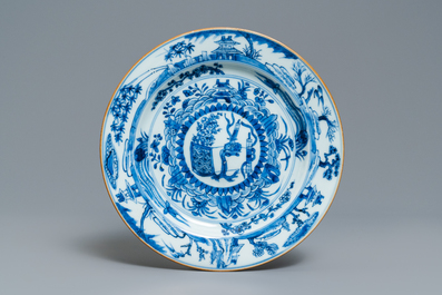 Trois assiettes en porcelaine de Chine en bleu et blanc, Kangxi