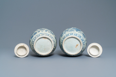 Une paire de vases couverts en porcelaine de Chine en bleu et blanc &agrave; d&eacute;cor floral, &eacute;pave du Hatcher cargo, &eacute;poque Transition