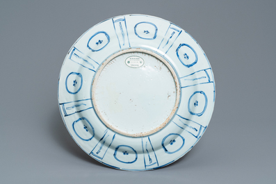 Een Chinese blauw-witte kraakporseleinen schotel en twee borden met eenden, Wanli