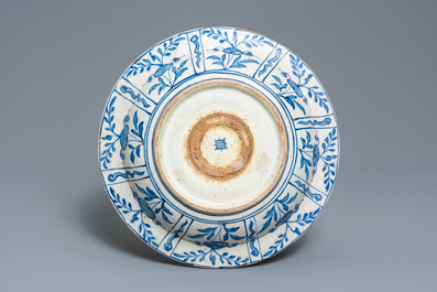 Un plat en c&eacute;ramique persane en bleu et blanc rehauss&eacute; d'or, art safavide, Iran, 17&egrave;me
