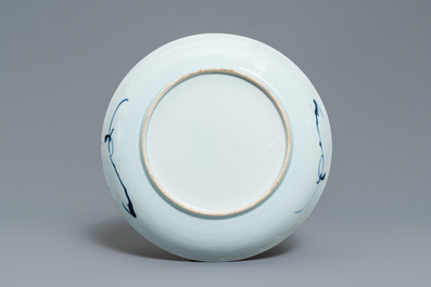 Trois assiettes en porcelaine de Chine en bleu et blanc rehauss&eacute; d'or, Qianlong