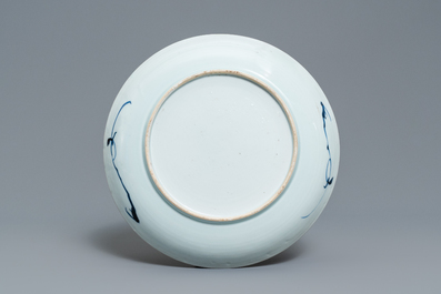 Drie Chinese blauw-witte vergulde borden, Qianlong