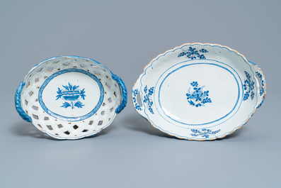 Deux paniers en fa&iuml;ence en bleu et blanc de Bruxelles ou Saint-Amand, 18&egrave;me