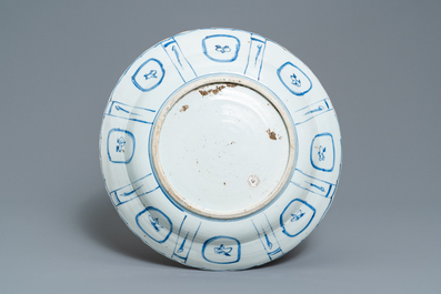 Un plat en porcelaine de Chine en bleu et blanc de type kraak &agrave; d&eacute;cor de cailles, Wanli