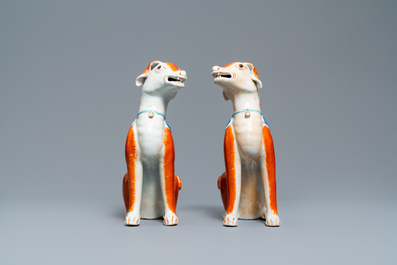 Een paar Chinese export porseleinen modellen van honden, Qianlong