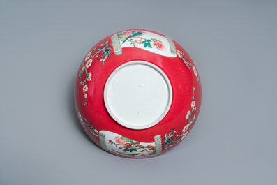 Un bol en porcelaine de Chine famille rose &agrave; fond rouge rubis, Yongzheng