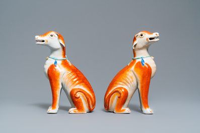 Een paar Chinese export porseleinen modellen van honden, Qianlong
