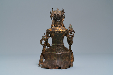 Een Chinese bronzen figuur van Boeddha, 18e eeuw