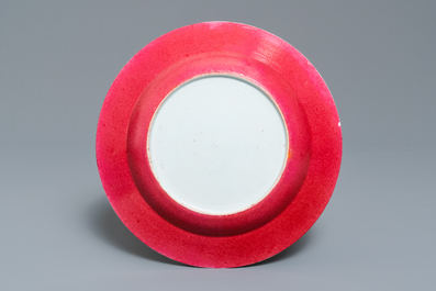 Une assiette en porcelaine de Chine famille rose au dos rouge de rubis, Yongzheng