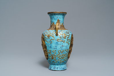 Un vase en porcelaine de Chine 'robin's egg', marque de Qianlong, 19/20&egrave;me