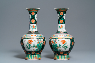 Een paar Chinese famille verte flesvormige vazen, 19e eeuw