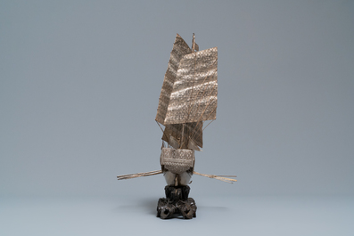 Un grand mod&egrave;le d'une jonque en argent sur socle en bois sculpt&eacute;, Chine, 19&egrave;me