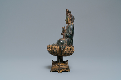 Een Chinese vergulde en deels polychrome bronzen figuur van Boeddha op een lotustroon, Qing
