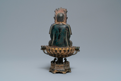 Une figure de Bouddha sur tr&ocirc;ne de lotus en bronze dor&eacute; et polychrome, Chine, Qing