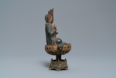 Een Chinese vergulde en deels polychrome bronzen figuur van Boeddha op een lotustroon, Qing