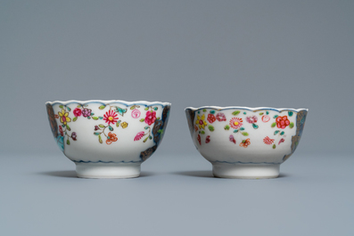 Une paire de tasses et soucoupes en porcelaine de Chine famille rose &agrave; d&eacute;cor 'Feuille de tabac', Qianlong