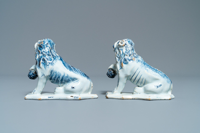 Een paar blauw-witte Delftse modellen van leeuwen, 18e eeuw