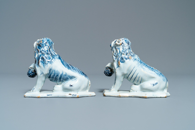 Une paire de mod&egrave;les de lions en fa&iuml;ence de Delft en bleu et blanc, 18&egrave;me