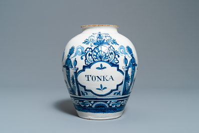 Een blauw-witte Delftse tabakspot met indianen met opschrift Tonka, 18e eeuw