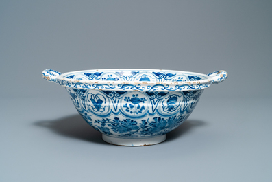 Een grote blauw-witte Delftse twee-orige kom met chinoiserie decor, 18e eeuw