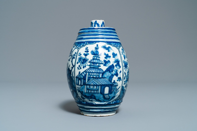 Un flacon &agrave; liqueur en forme de tonneau en fa&iuml;ence de Delft en bleu et blanc, dat&eacute; 1711