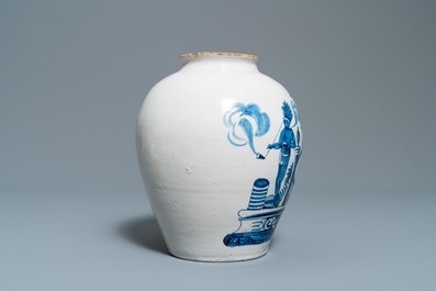 Un pot &agrave; tabac en fa&iuml;ence de Delft en bleu et blanc &agrave; d&eacute;cor d'indiens et l'inscription 'Tonka', 18&egrave;me
