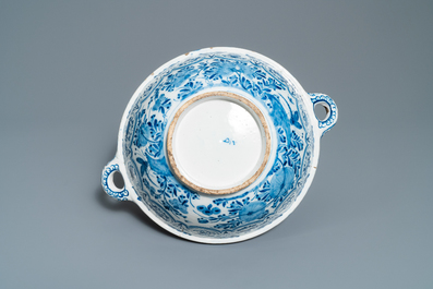 Een grote blauw-witte Delftse twee-orige kom met chinoiserie decor, 18e eeuw