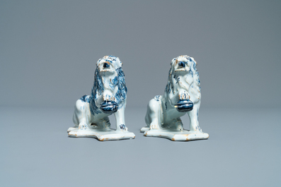 Une paire de mod&egrave;les de lions en fa&iuml;ence de Delft en bleu et blanc, 18&egrave;me