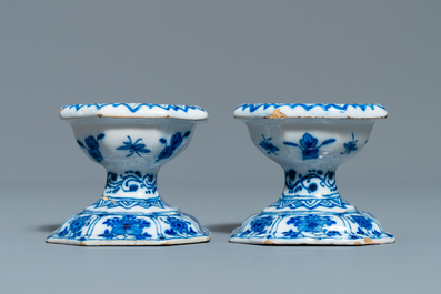 Een paar blauw-witte Delftse zoutvaten, 18e eeuw