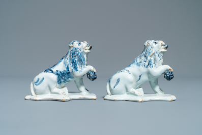 Une paire de mod&egrave;les de lions en fa&iuml;ence de Delft en bleu et blanc, 18&egrave;me