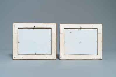 Deux plaques aux sujets topographiques en fa&iuml;ence de Makkum en bleu et blanc, 19&egrave;me