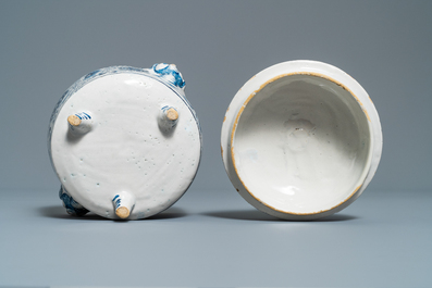 Un bol couvert aux anses en forme de mascarons en fa&iuml;ence en bleu et blanc, Harlingen, 18&egrave;me